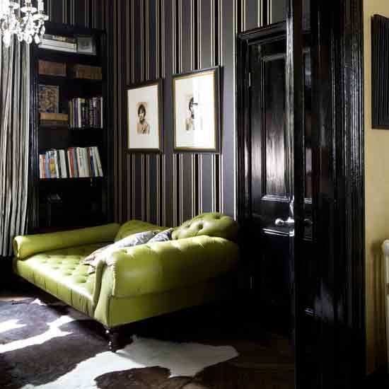 black wallpaper room. +wallpaper+living+room