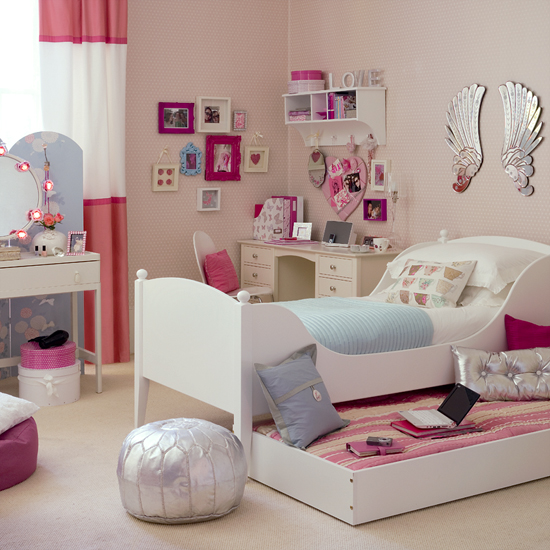 teenage girl bedroom
