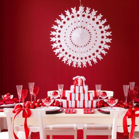 உணவு மேசைகளை இவ்வாறு அலங்கரிக்கலாம்..(Dinning  table  decorates ) Ruby-red-christmas-christmas-dining-rooms-ideal-home-roomenvy